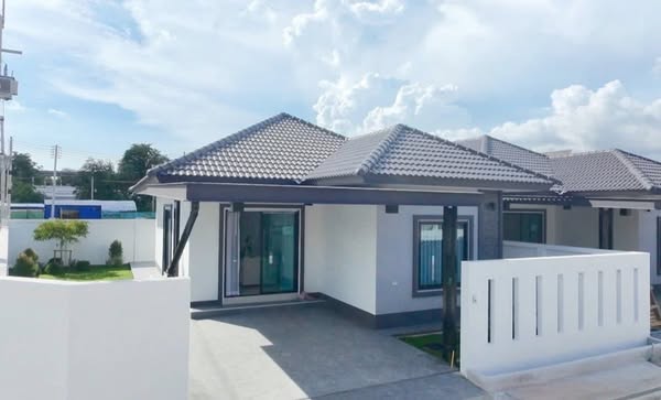 Detached House with Pool For Sale