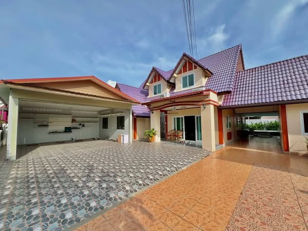 Detached House with Pool For Sale