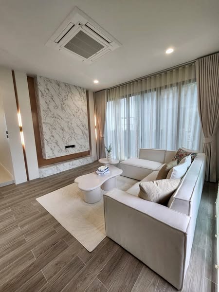 Detached House For Rent