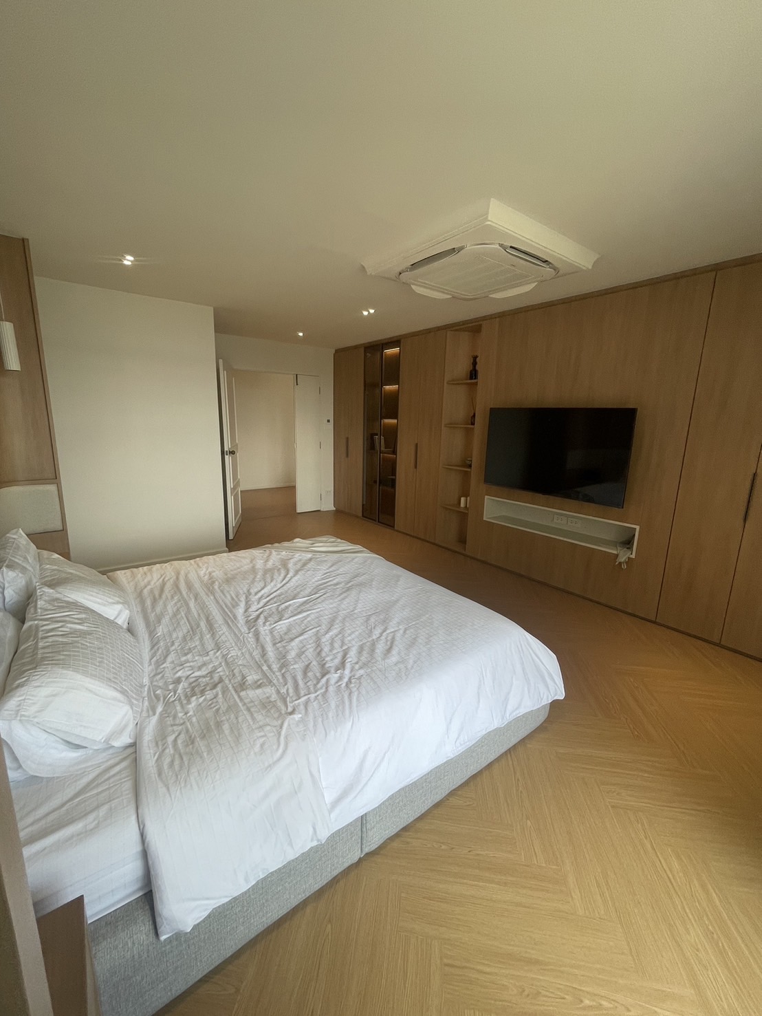Luxury Three Bedroom Apartment For Rent