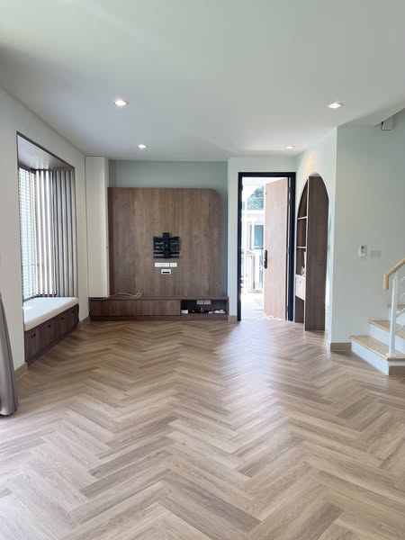 Detached House for Sale