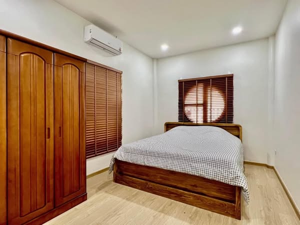 Detached House For Rent