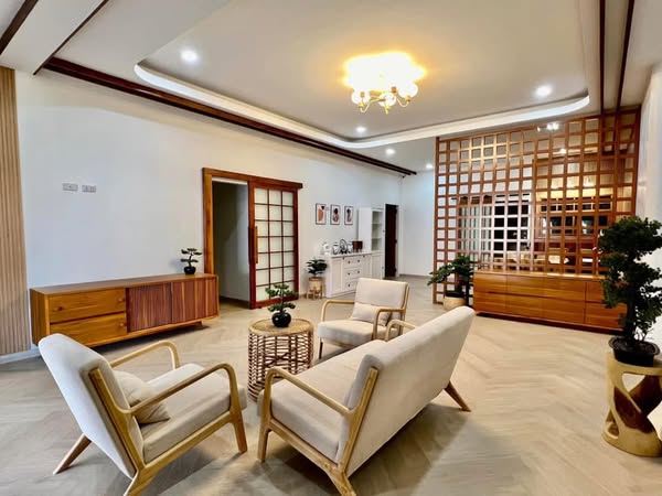 Detached House For Rent