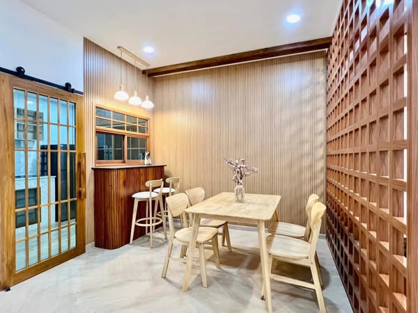 Detached House For Rent