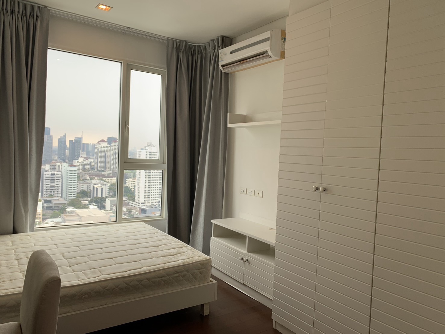 Large Four Bedrooms Condo For Rent