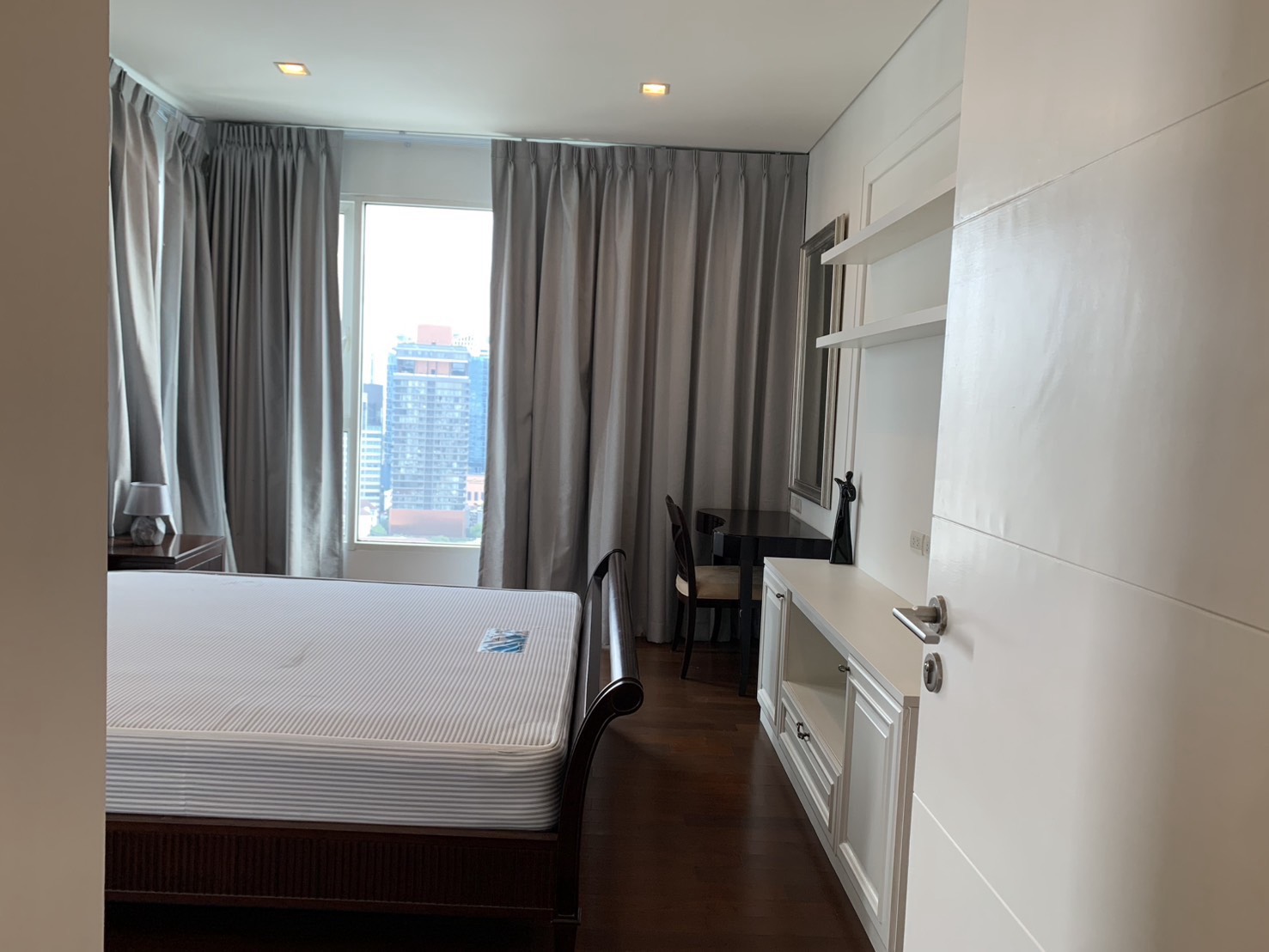 Large Four Bedrooms Condo For Rent