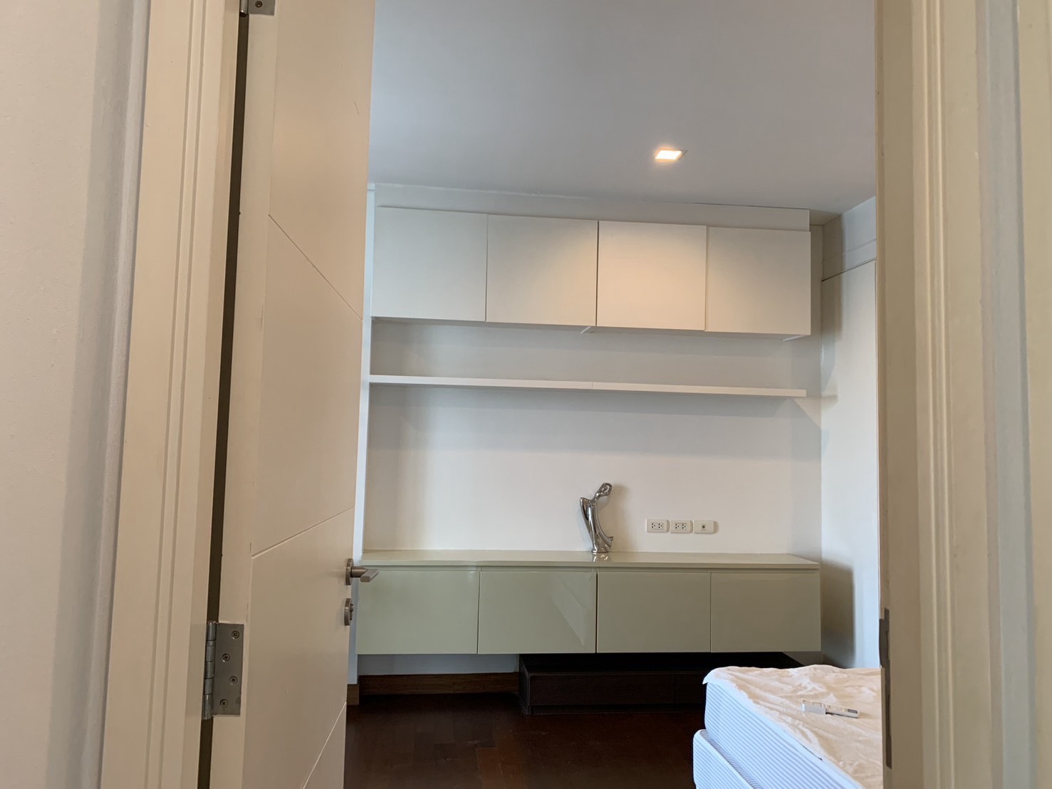 Large Four Bedrooms Condo For Rent