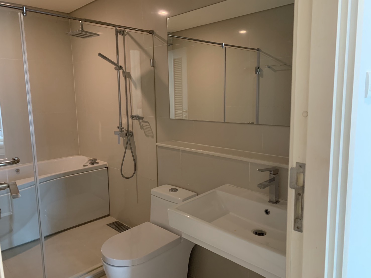 Large Four Bedrooms Condo For Rent