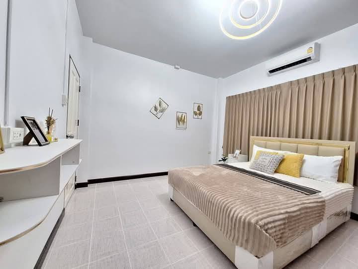 Detached House for Sale