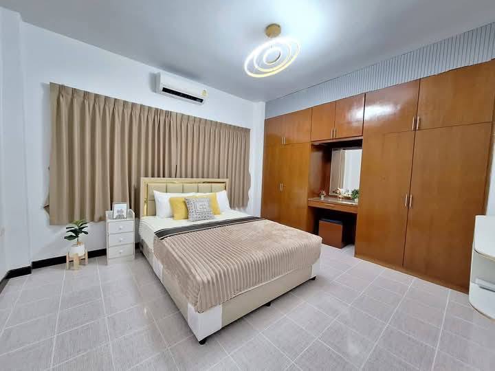 Detached House for Sale