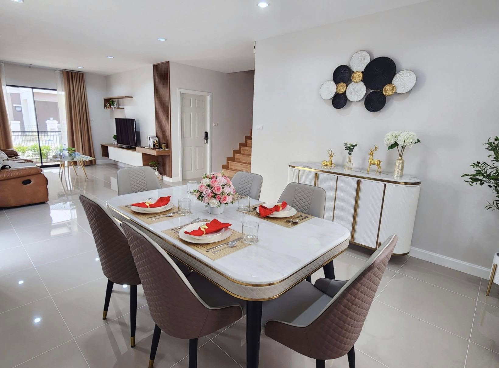 Detached House For Rent