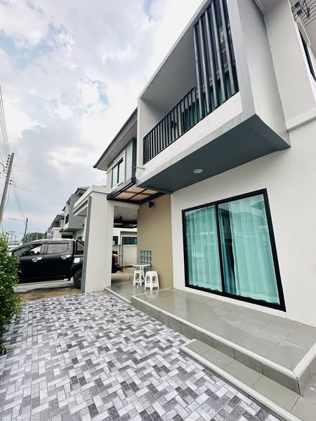 Beautiful Detached House For Rent