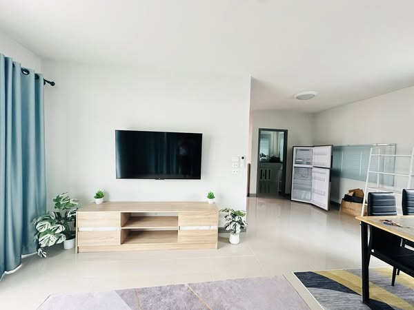 Beautiful Detached House For Rent