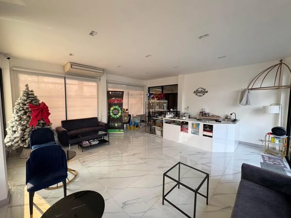 Showroom For Rent