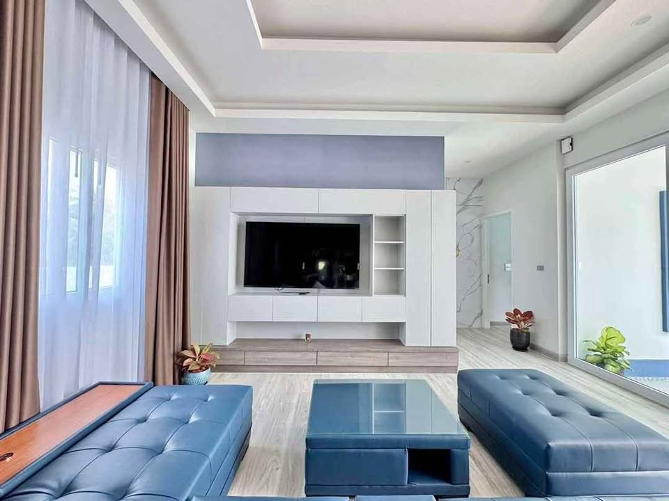 House with Pool For Sale