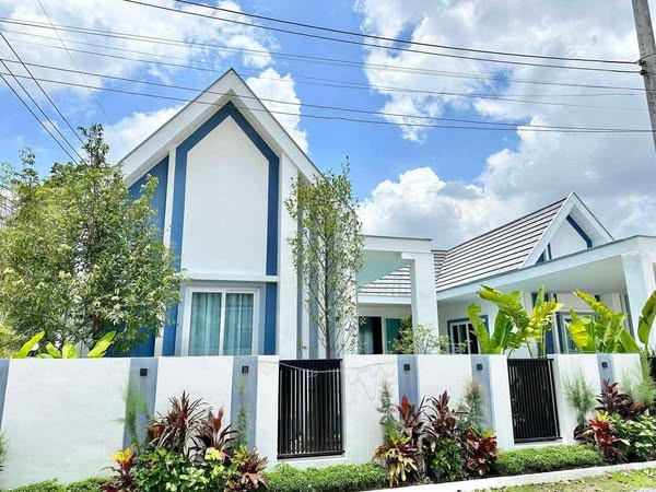 House with Pool For Sale