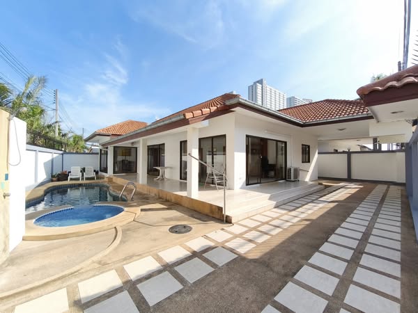 Detached House with Pool For Rent