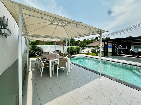 House with Pool For Sale