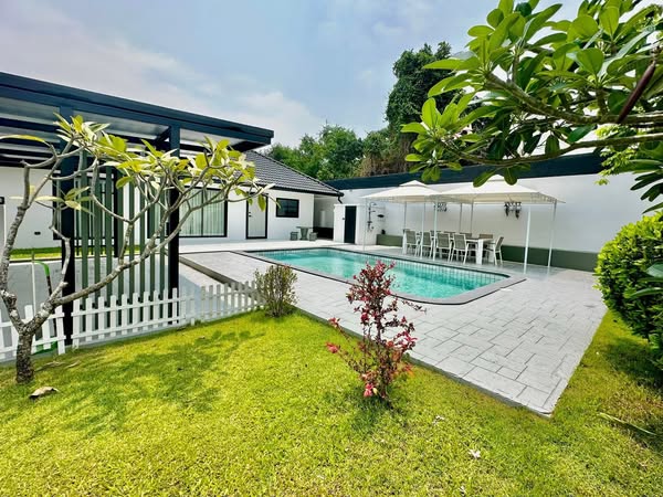 House with Pool For Sale