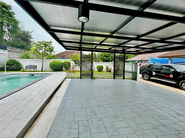 House with Pool For Sale