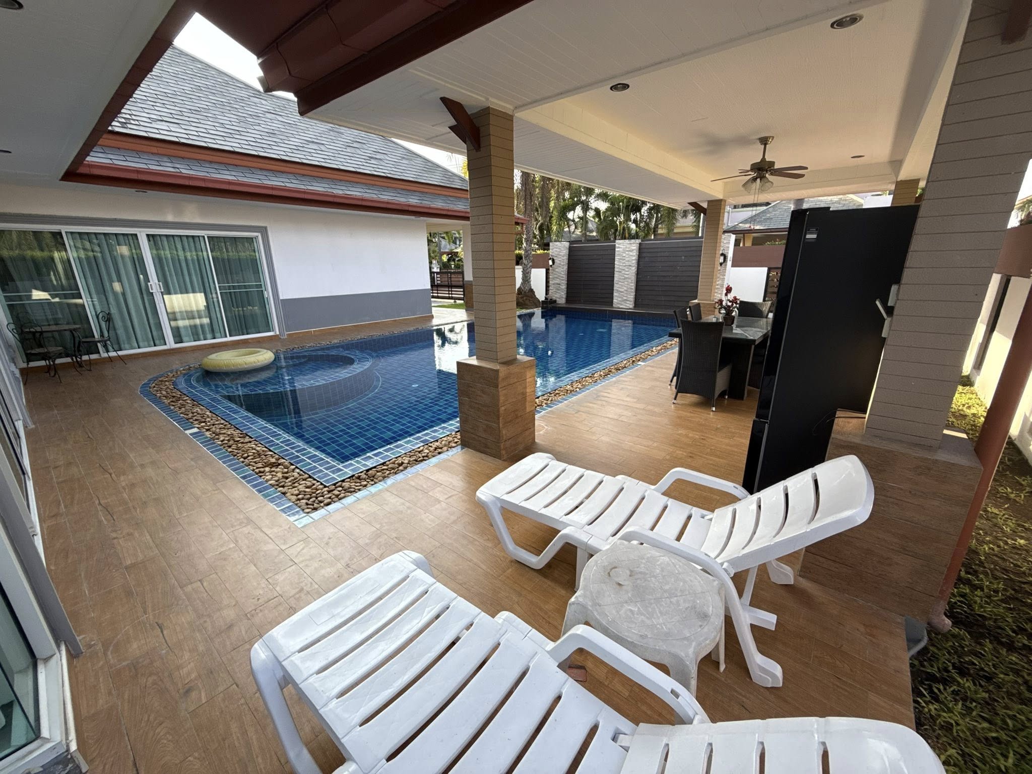 Big House with Pool For Sale
