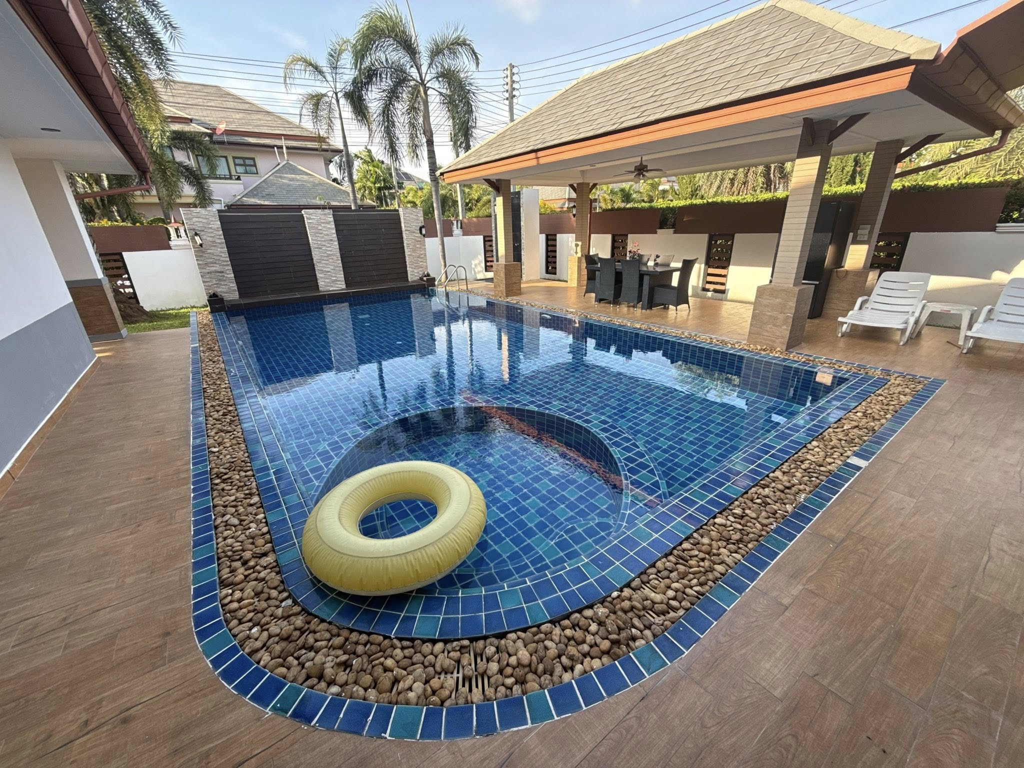 Big House with Pool For Sale