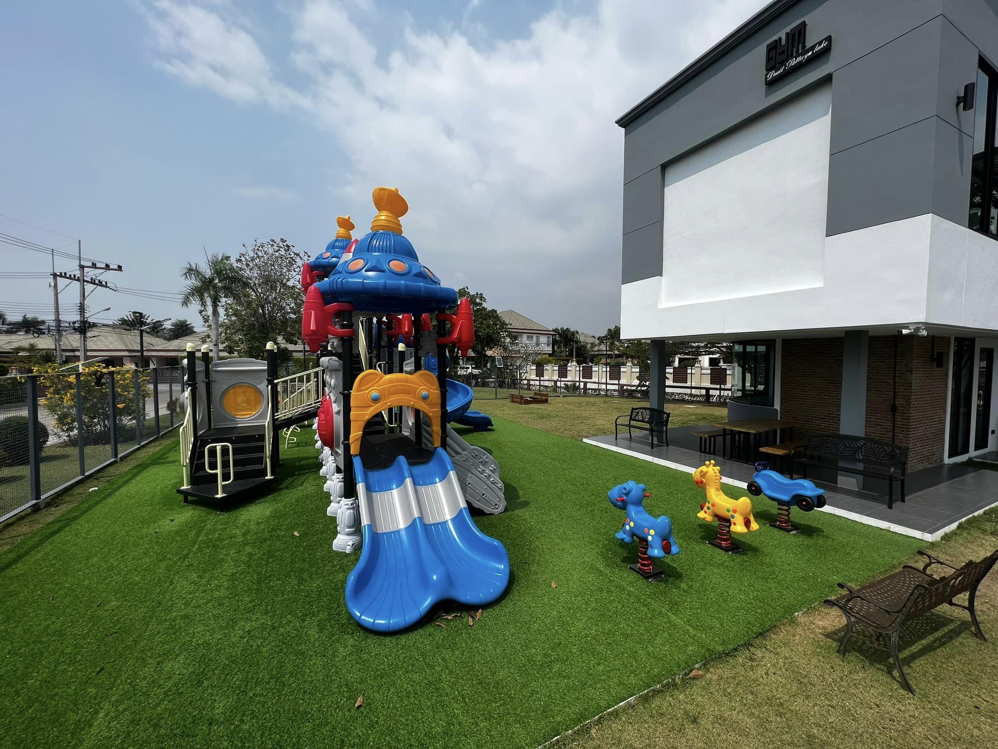 Big House with Pool For Sale