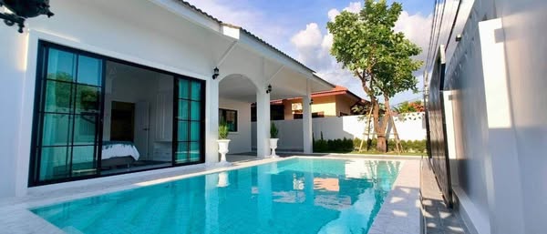 Beautiful House with Pool For Sale