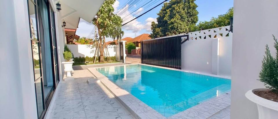 Beautiful House with Pool For Sale