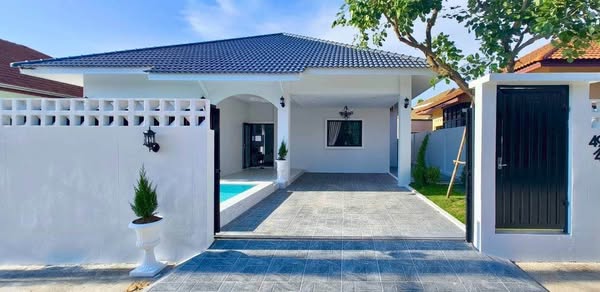 Beautiful House with Pool For Sale