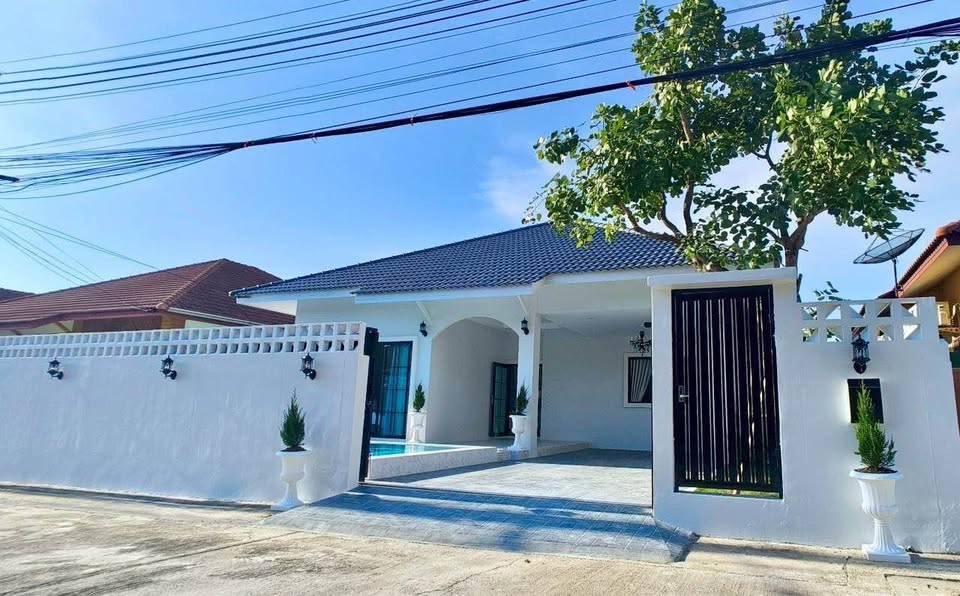 Beautiful House with Pool For Sale