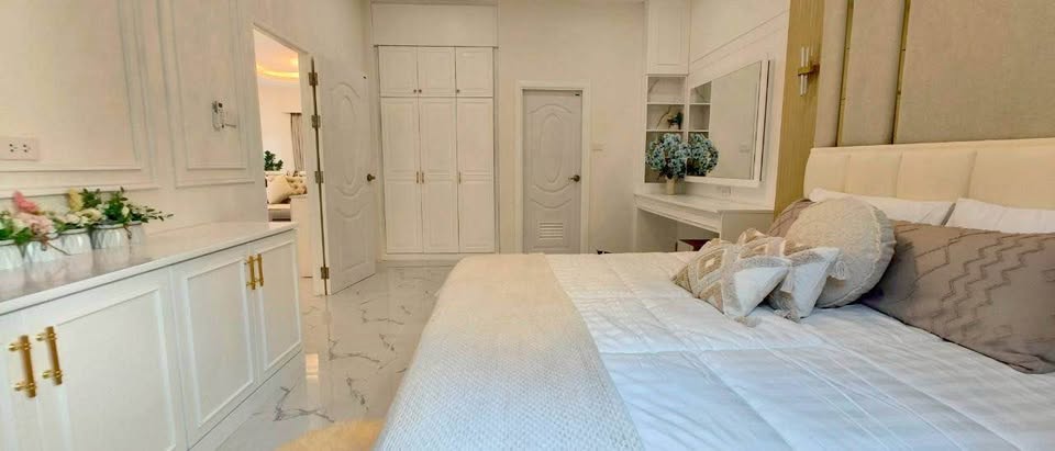 Beautiful House with Pool For Sale