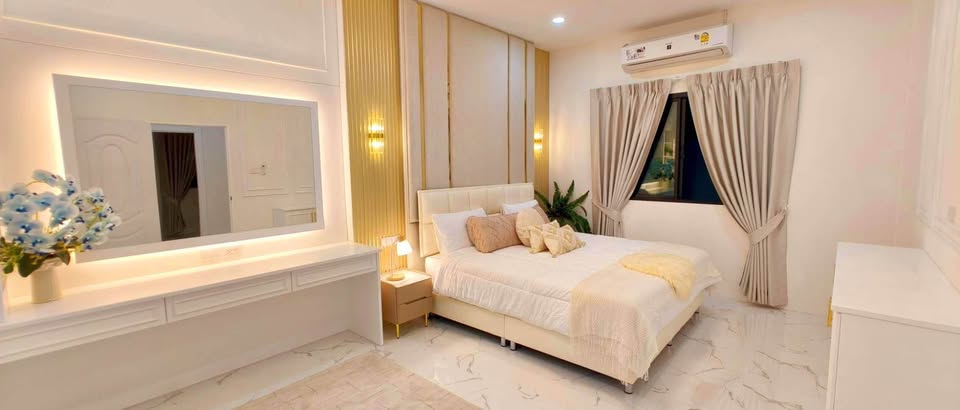Beautiful House with Pool For Sale
