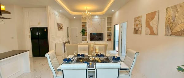 Beautiful House with Pool For Sale