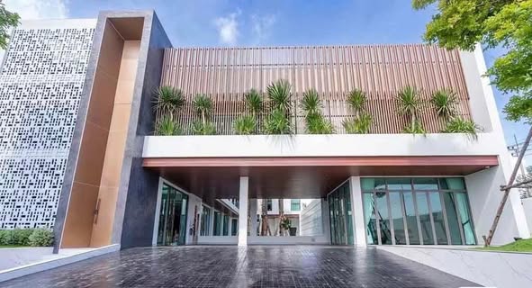 Luxury House with Pool For Rent
