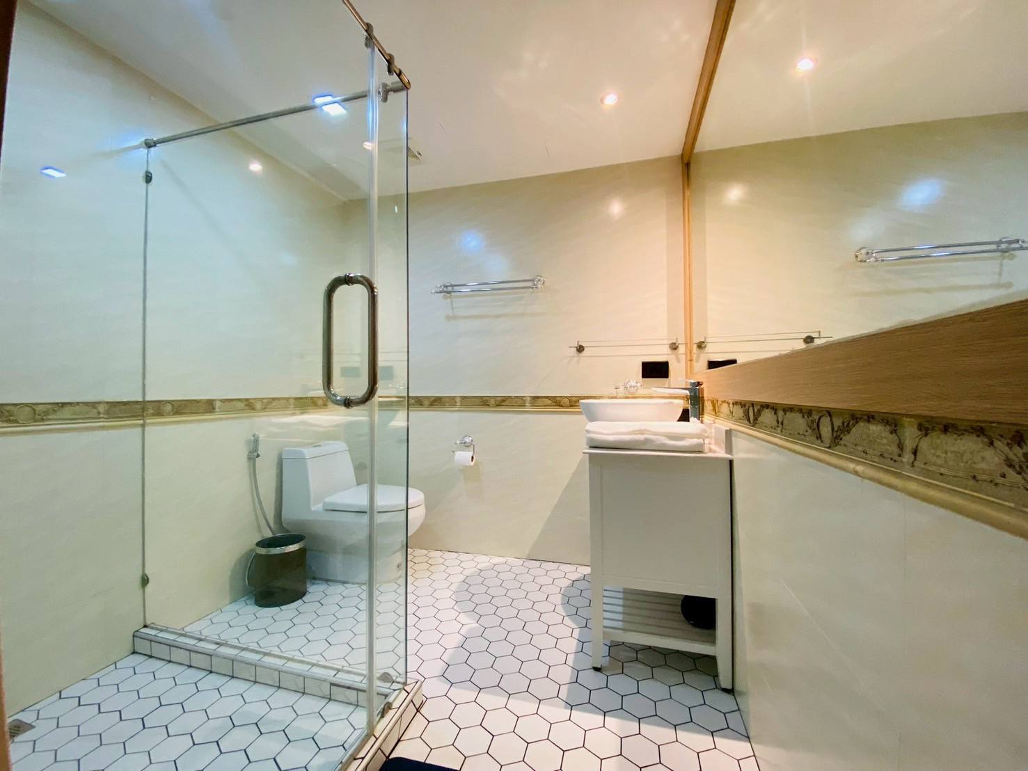 Large Four Bedrooms Condo For Sale