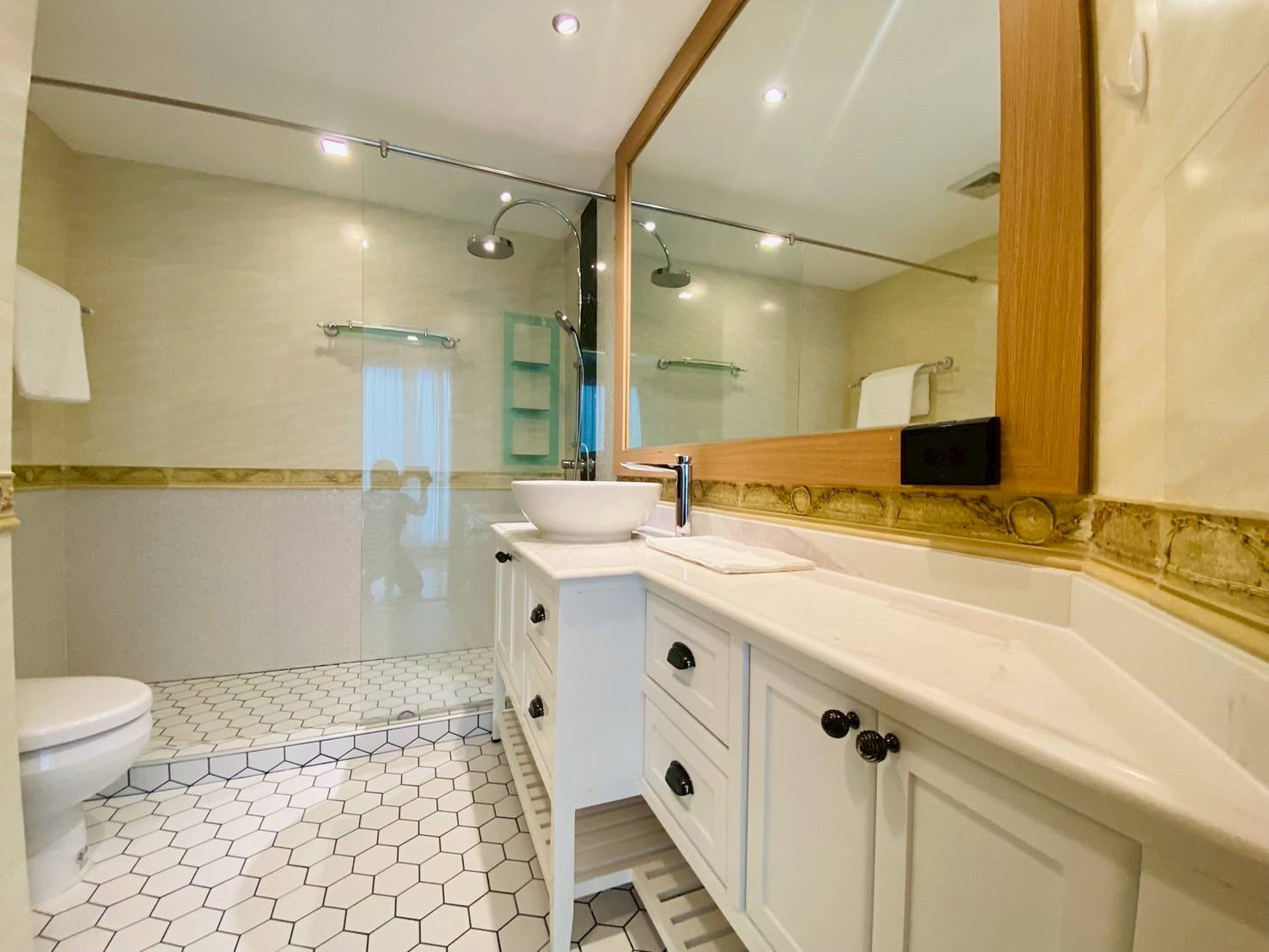 Large Four Bedrooms Condo For Sale