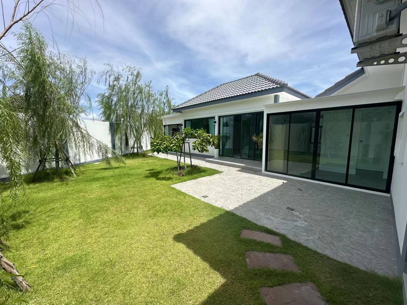 Beautiful House with Pool For Rent