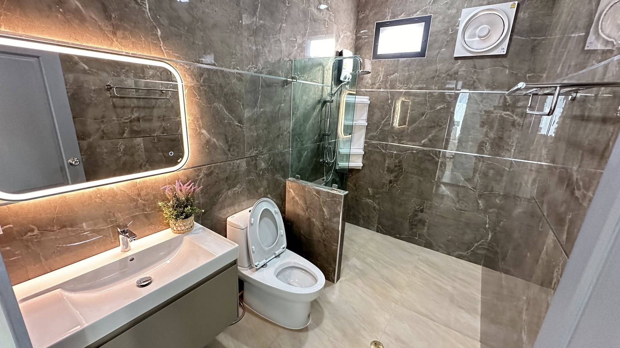 Beautiful House with Pool For Rent
