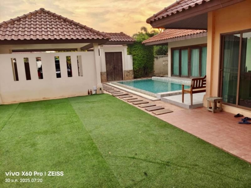 Detached House with Pool For Sale