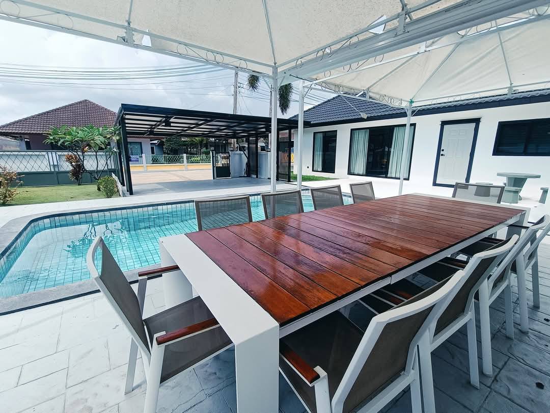 House with Pool For Sale
