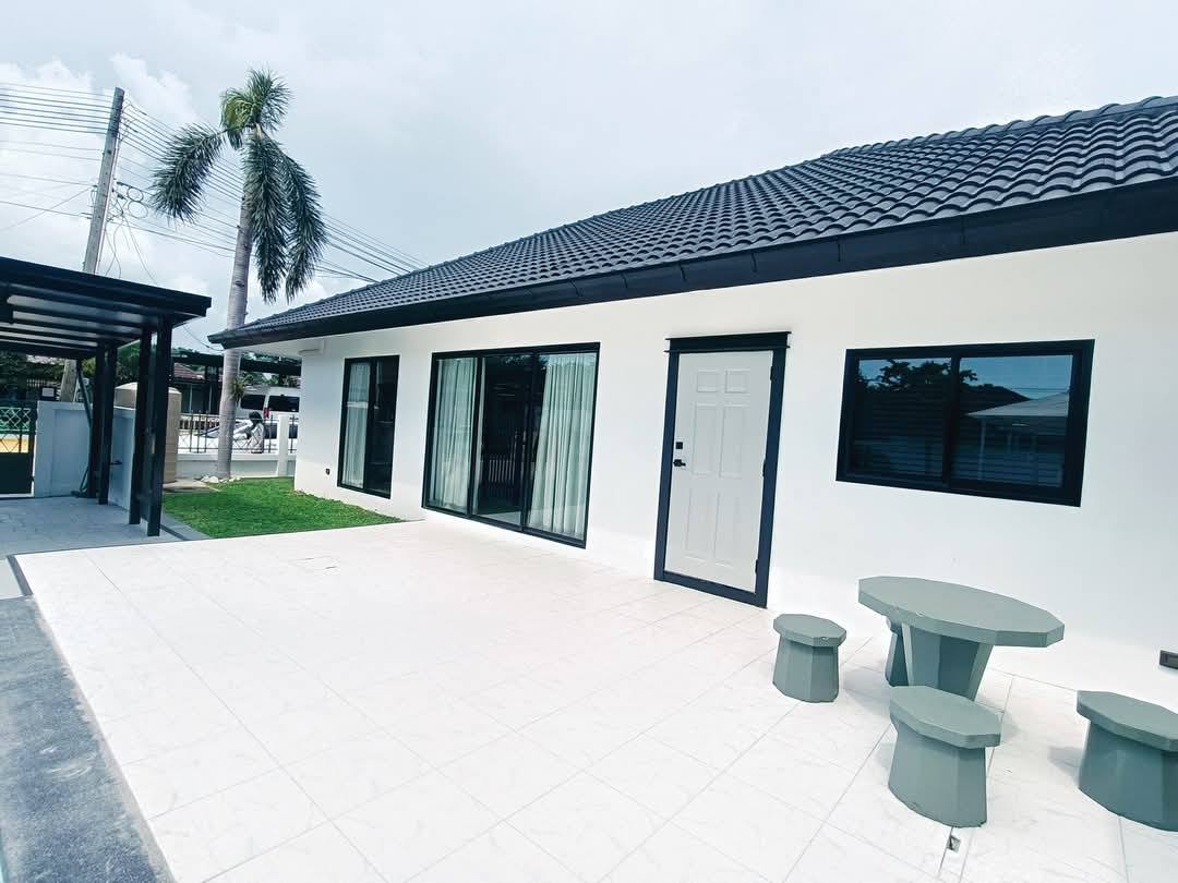 House with Pool For Sale