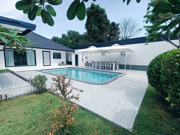 House with Pool For Sale