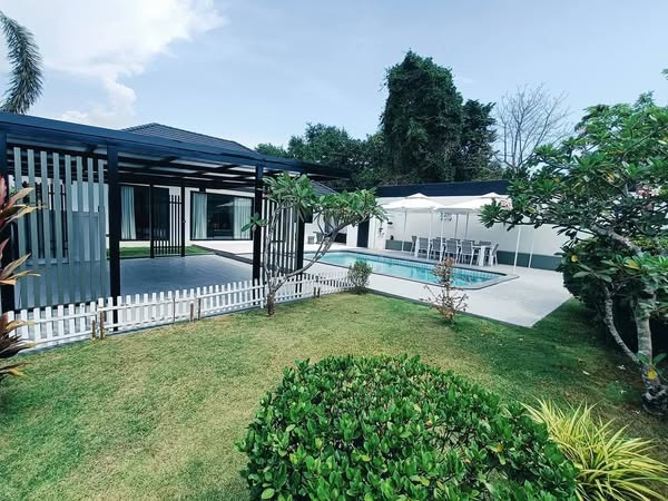 House with Pool For Sale