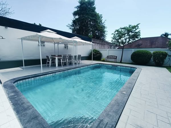 House with Pool For Sale