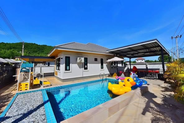 House with Pool For Sale