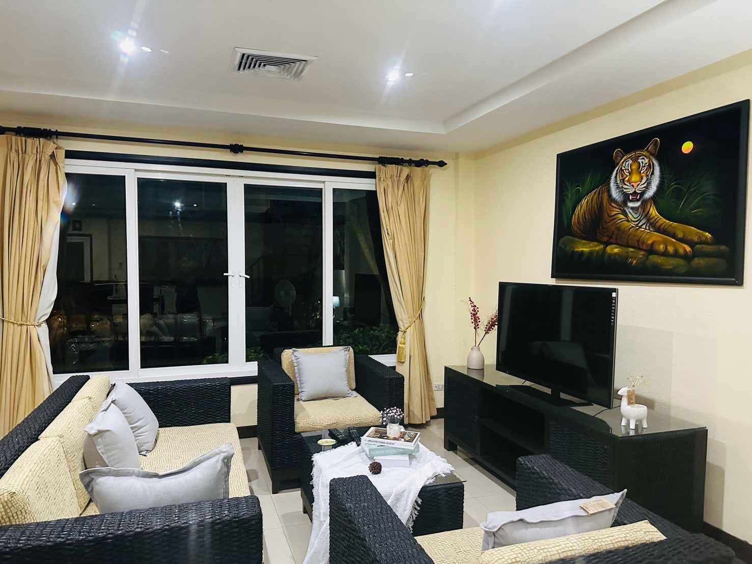 Detached House with Pool For Rent