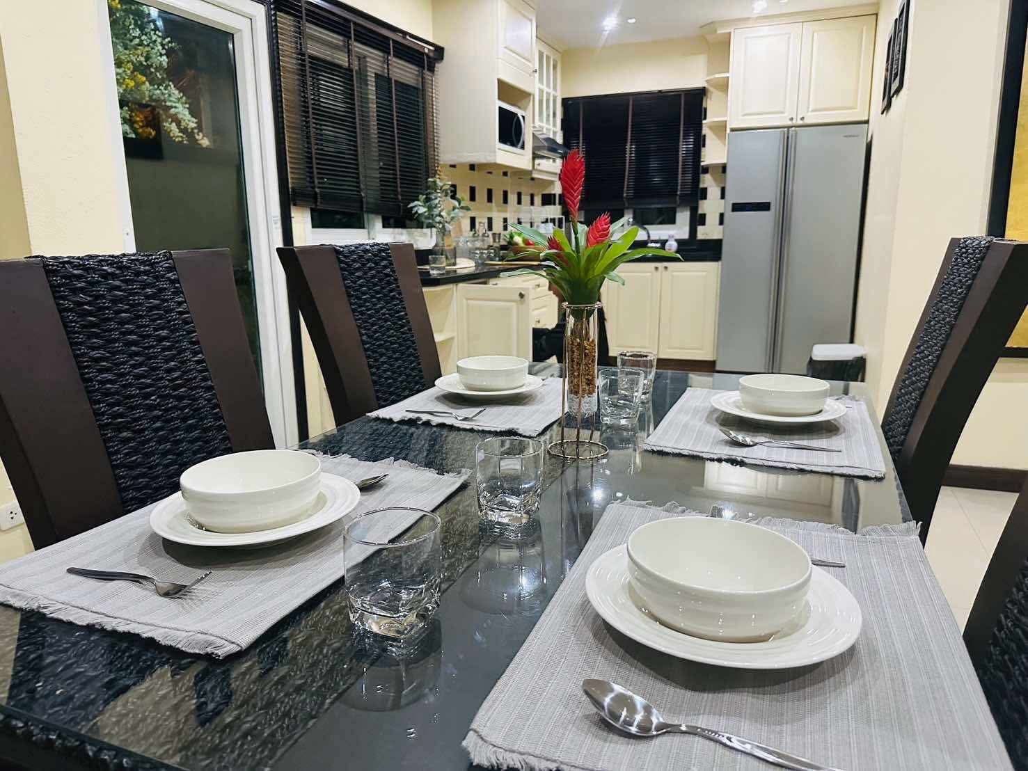 Detached House with Pool For Rent