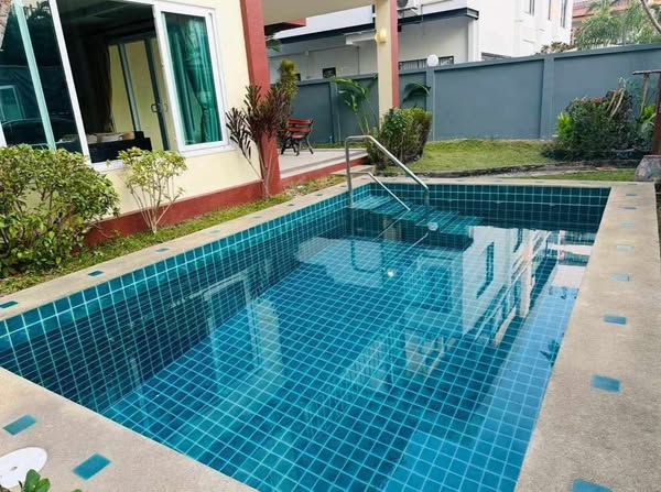 Detached House with Pool For Rent