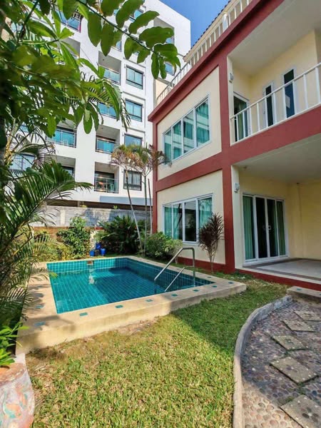 Detached House with Pool For Rent